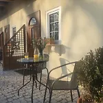 مكان تخييم W Parku I Folwarku Przy Palacu Lawica *