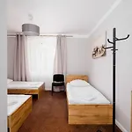 W Parku I Folwarku Przy Palacu Lawica مكان تخييم *