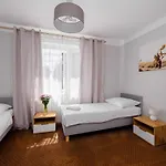 W Parku I Folwarku Przy Palacu Lawica