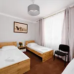 W Parku I Folwarku Przy Palacu Lawica مكان تخييم كوادسكوم