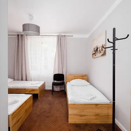 W Parku I Folwarku Przy Palacu Lawica Campsite *