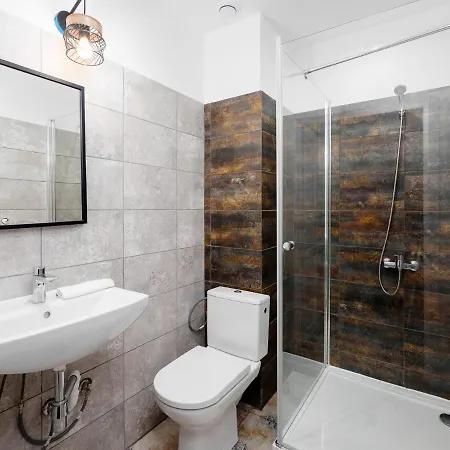 W Parku I Folwarku Przy Palacu Lawica Kłodzko