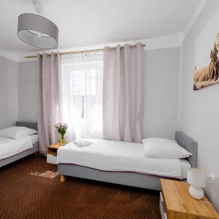 Campingplads W Parku I Folwarku Przy Palacu Lawica