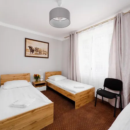 W Parku I Folwarku Przy Palacu Lawica Campingplads Kłodzko