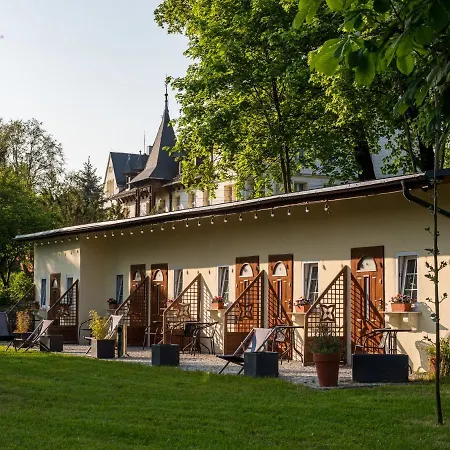 W Parku I Folwarku Przy Palacu Lawica Campsite Klodzko